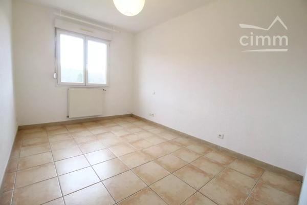VENDU une maison de 99m² sur deux niveaux avec un garage et un jardin clôturé.