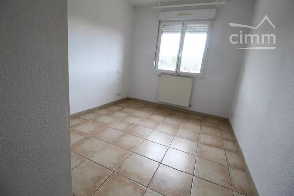 VENDU une maison de 99m² sur deux niveaux avec un garage et un jardin clôturé.