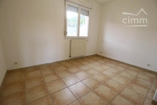 VENDU une maison de 99m² sur deux niveaux avec un garage et un jardin clôturé.