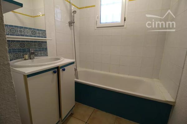 VENDU une maison de 99m² sur deux niveaux avec un garage et un jardin clôturé.