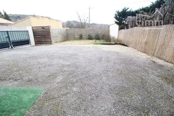 VENDU une maison de 99m² sur deux niveaux avec un garage et un jardin clôturé.