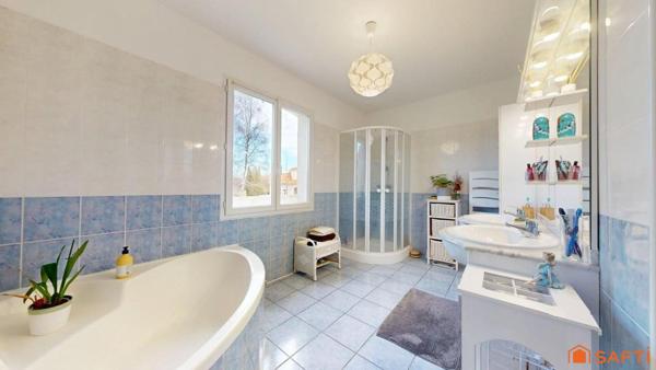 Plain-pied 209 m² au bout d’une impasse, sans vis-à-vis,au calme absolu, à 600m à pied de l'épicerie du village