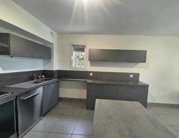 Appartement Borgo 3 pièce(s) 68 m2 jardin 120 m² + 3 parkings privatifs
