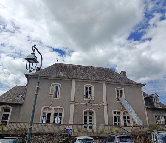 Immeuble à vendre dans l'ancienne mairie de Voutezac Voutezac
