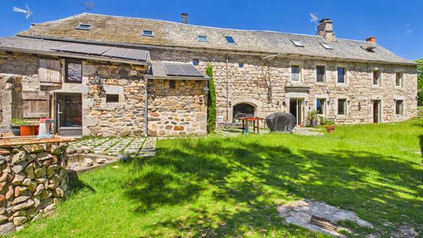 Corps de ferme restauré - Idéal gîtes ou grande famille - Golf - PROCHE LAGUIOLE Laguiole