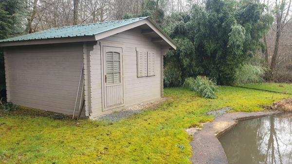 Chalet de loisir et son étang