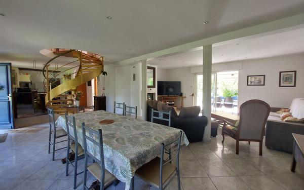 Maison à vendre    6 pièces •  Nazelles-Négron
