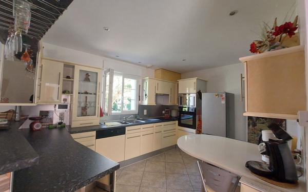 Maison à vendre    6 pièces •  Nazelles-Négron