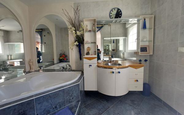 Maison à vendre    6 pièces •  Nazelles-Négron