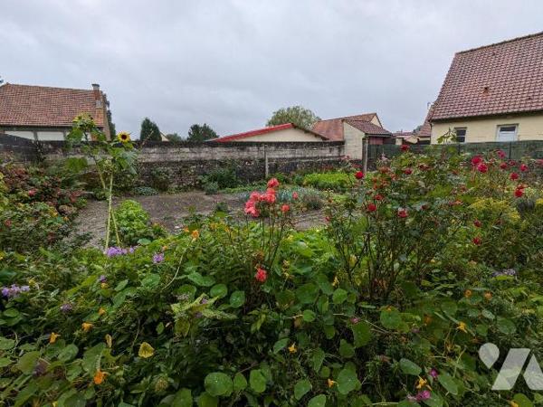 MAISON DE PLAIN-PIED A RENOVER 61m² HAB. AVEC BEAU TERRAIN comprenant : cave, au RDC : entrée s...