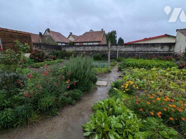 MAISON DE PLAIN-PIED A RENOVER 61m² HAB. AVEC BEAU TERRAIN comprenant : cave, au RDC : entrée s...