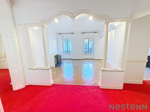 Un Écrin Contemporain sur l'une des plus belles places de Saint-Étienne