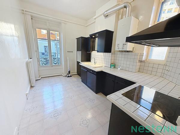 Un Écrin Contemporain sur l'une des plus belles places de Saint-Étienne