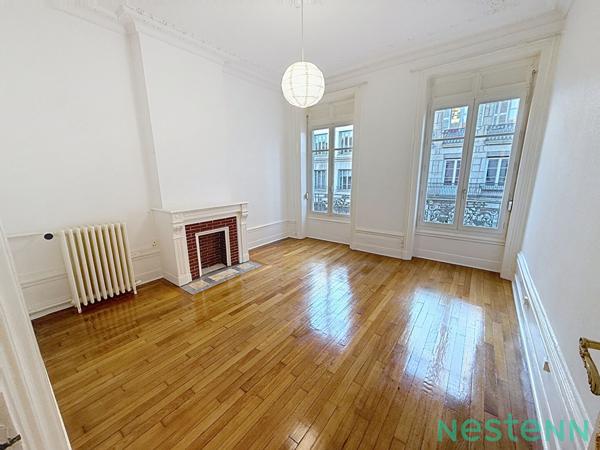 Un Écrin Contemporain sur l'une des plus belles places de Saint-Étienne