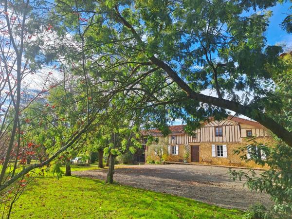 Domaine plein de charme de 250M2 avec dépendances et gîte dans un écrin de verdure Proche de MONT DE MARSAN au HOUGA