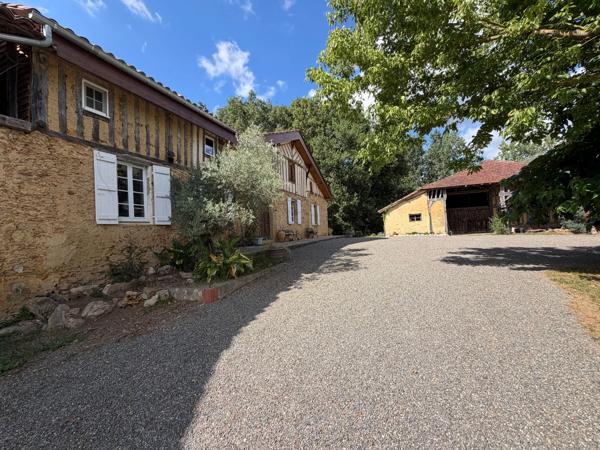 Domaine plein de charme de 250M2 avec dépendances et gîte dans un écrin de verdure Proche de MONT DE MARSAN au HOUGA