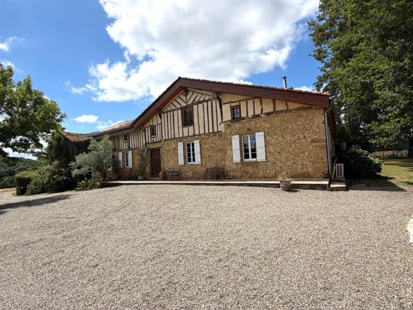 Domaine plein de charme de 250M2 avec dépendances et gîte dans un écrin de verdure Proche de MONT DE MARSAN au HOUGA