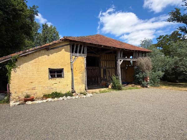 Domaine plein de charme de 250M2 avec dépendances et gîte dans un écrin de verdure Proche de MONT DE MARSAN au HOUGA
