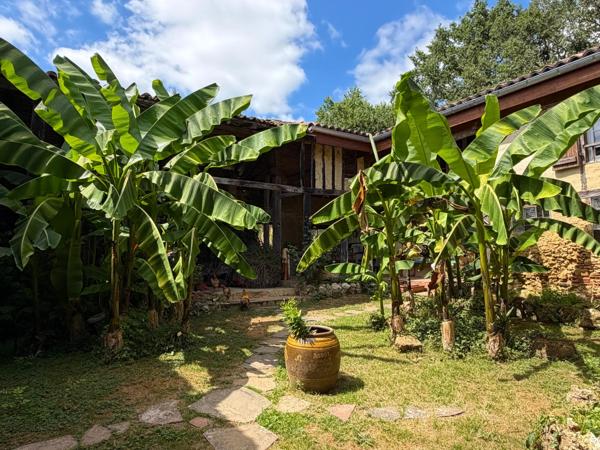 Domaine plein de charme de 250M2 avec dépendances et gîte dans un écrin de verdure Proche de MONT DE MARSAN au HOUGA