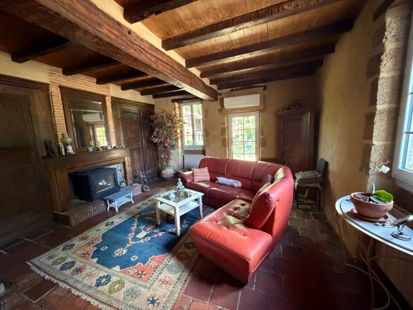 Domaine plein de charme de 250M2 avec dépendances et gîte dans un écrin de verdure Proche de MONT DE MARSAN au HOUGA