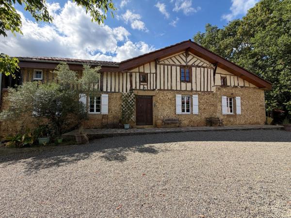 Domaine plein de charme de 250M2 avec dépendances et gîte dans un écrin de verdure Proche de MONT DE MARSAN au HOUGA