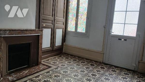 Maison de ville à rénover comprenant :
- au rez-de-chaussée : salon avec cheminée, cuisine, ca...