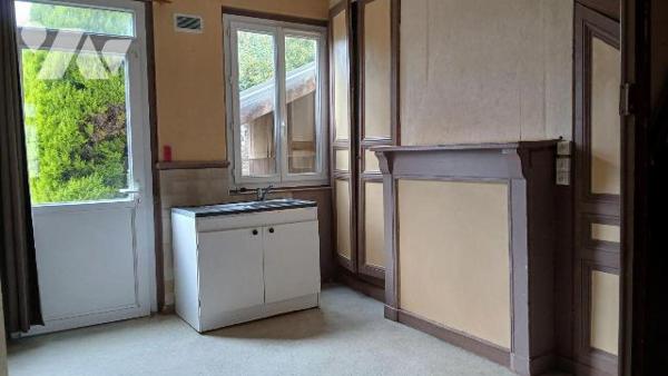 Maison de ville à rénover comprenant :
- au rez-de-chaussée : salon avec cheminée, cuisine, ca...