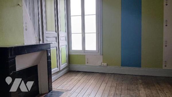 Maison de ville à rénover comprenant :
- au rez-de-chaussée : salon avec cheminée, cuisine, ca...