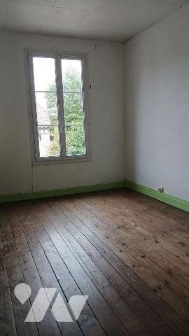 Maison de ville à rénover comprenant :
- au rez-de-chaussée : salon avec cheminée, cuisine, ca...