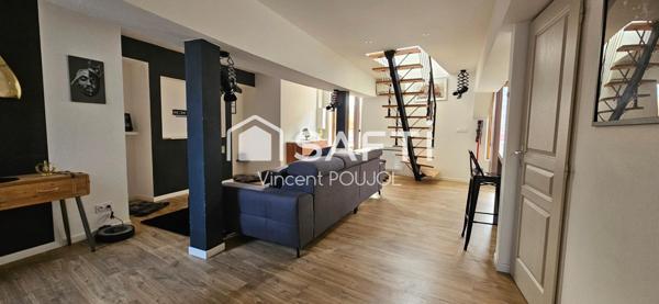 Duplex rénové et en partie meublé avec place de parking.