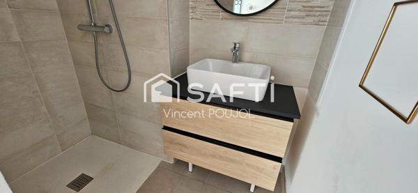 Duplex rénové et en partie meublé avec place de parking.