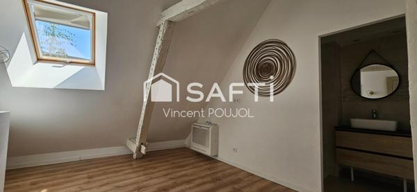 Duplex rénové et en partie meublé avec place de parking.