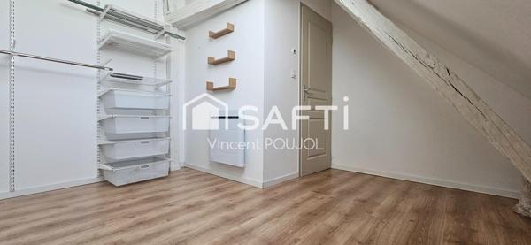 Duplex rénové et en partie meublé avec place de parking.