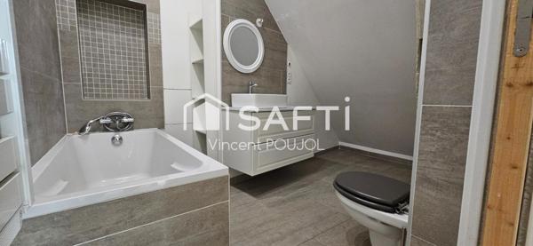 Duplex rénové et en partie meublé avec place de parking.