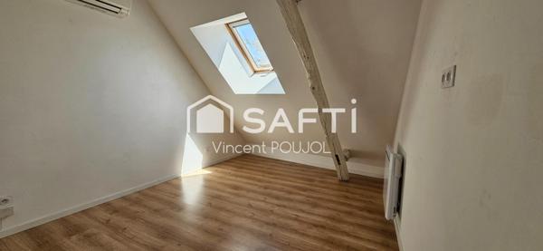 Duplex rénové et en partie meublé avec place de parking.