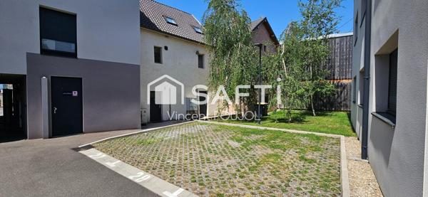 Duplex rénové et en partie meublé avec place de parking.