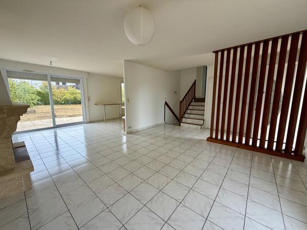 Maison 105 m² sur Demi-Sous-Sol – 3 Chambres + Bureau / Garage et Jardin