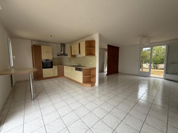 Maison 105 m² sur Demi-Sous-Sol – 3 Chambres + Bureau / Garage et Jardin