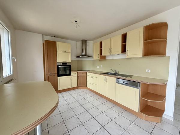 Maison 105 m² sur Demi-Sous-Sol – 3 Chambres + Bureau / Garage et Jardin