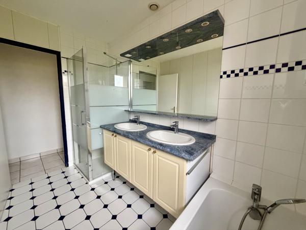 Maison 105 m² sur Demi-Sous-Sol – 3 Chambres + Bureau / Garage et Jardin
