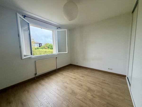 Maison 105 m² sur Demi-Sous-Sol – 3 Chambres + Bureau / Garage et Jardin