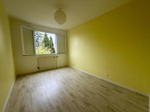 Maison 105 m² sur Demi-Sous-Sol – 3 Chambres + Bureau / Garage et Jardin