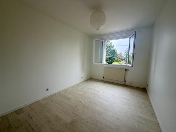 Maison 105 m² sur Demi-Sous-Sol – 3 Chambres + Bureau / Garage et Jardin