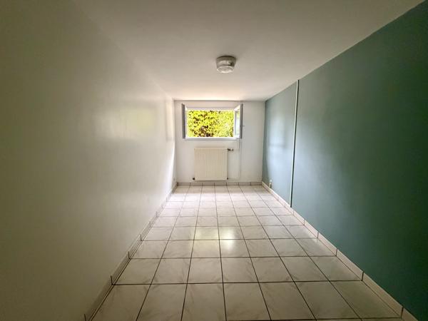 Maison 105 m² sur Demi-Sous-Sol – 3 Chambres + Bureau / Garage et Jardin