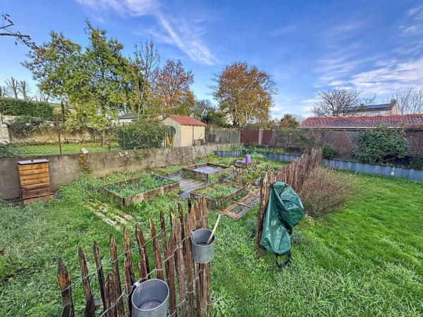 Nantes Sud, Maison de charme deux chambres, garage, dépendance, busway et commerces