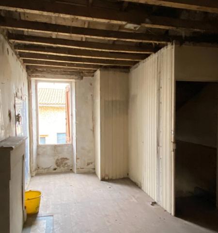 La Rochefoucauld. Maison mitoyenne + grange à réhabiliter