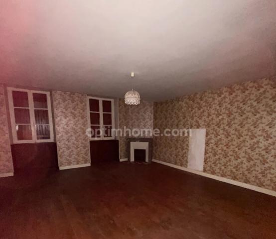 La Rochefoucauld. Maison mitoyenne + grange à réhabiliter