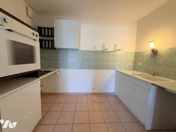 Appartement Type 3 avec 2 chambre , Terrasse avec jardin et un garage attenant fermé 