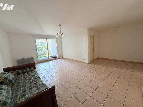 Appartement Type 3 avec 2 chambre , Terrasse avec jardin et un garage attenant fermé 