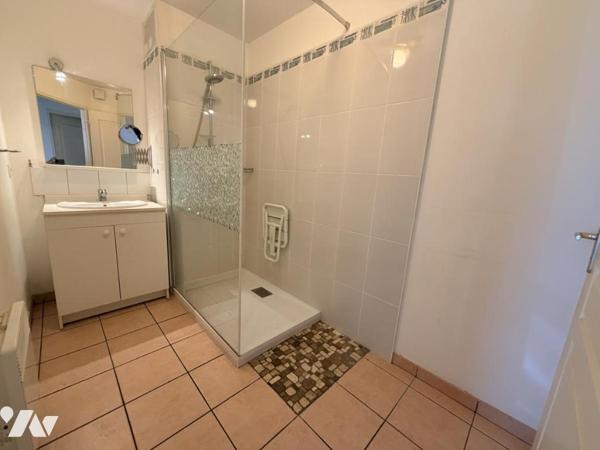 Appartement Type 3 avec 2 chambre , Terrasse avec jardin et un garage attenant fermé 